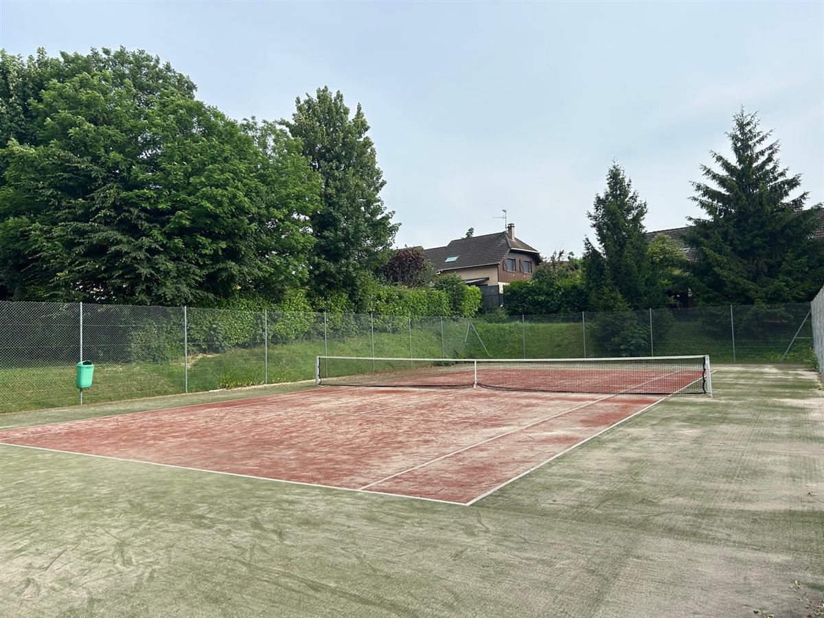 Court 3 · moquette sablée