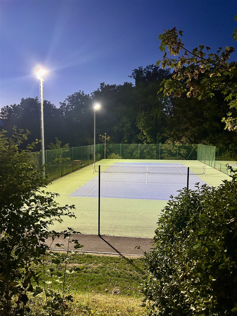 Les courts 1 et 2 éclairés, le soir