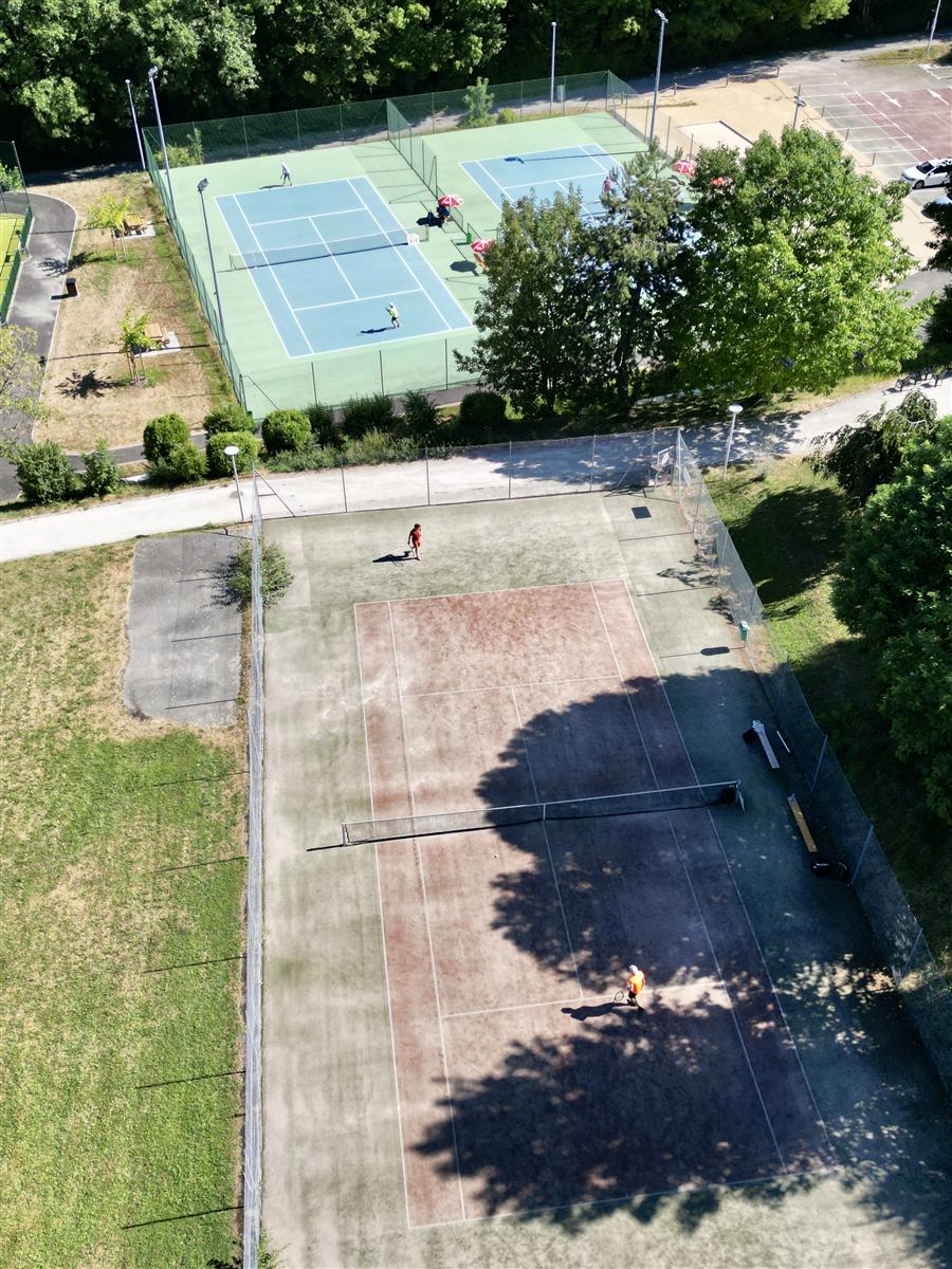 Le court 3, en bas, et les courts 1 et 2