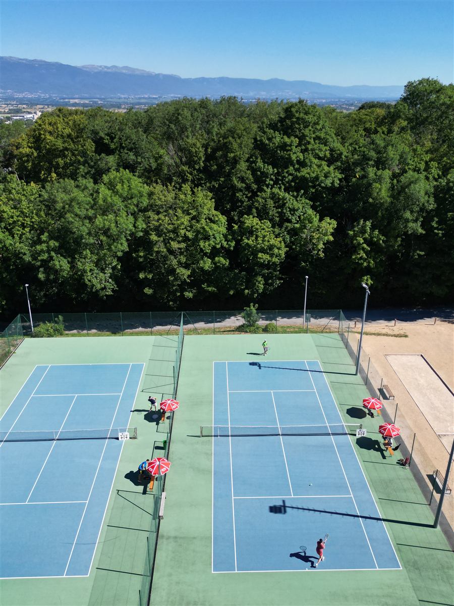 Les courts 1 et 2, au bord de la forêt