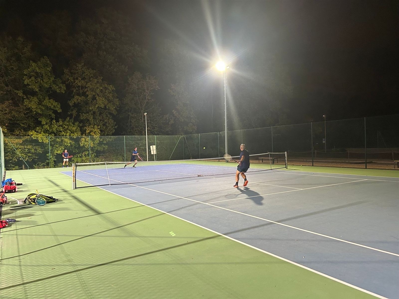 Un double de nuit sur les courts éclairés du Viry Tennis Club, un lundi soir